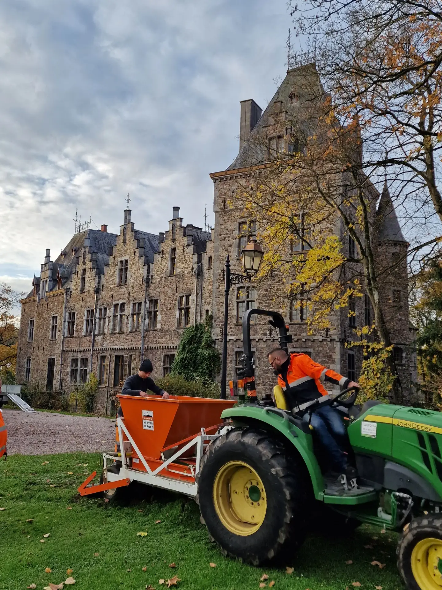Plantation mécanisée de bulbes dans le parc d'un château