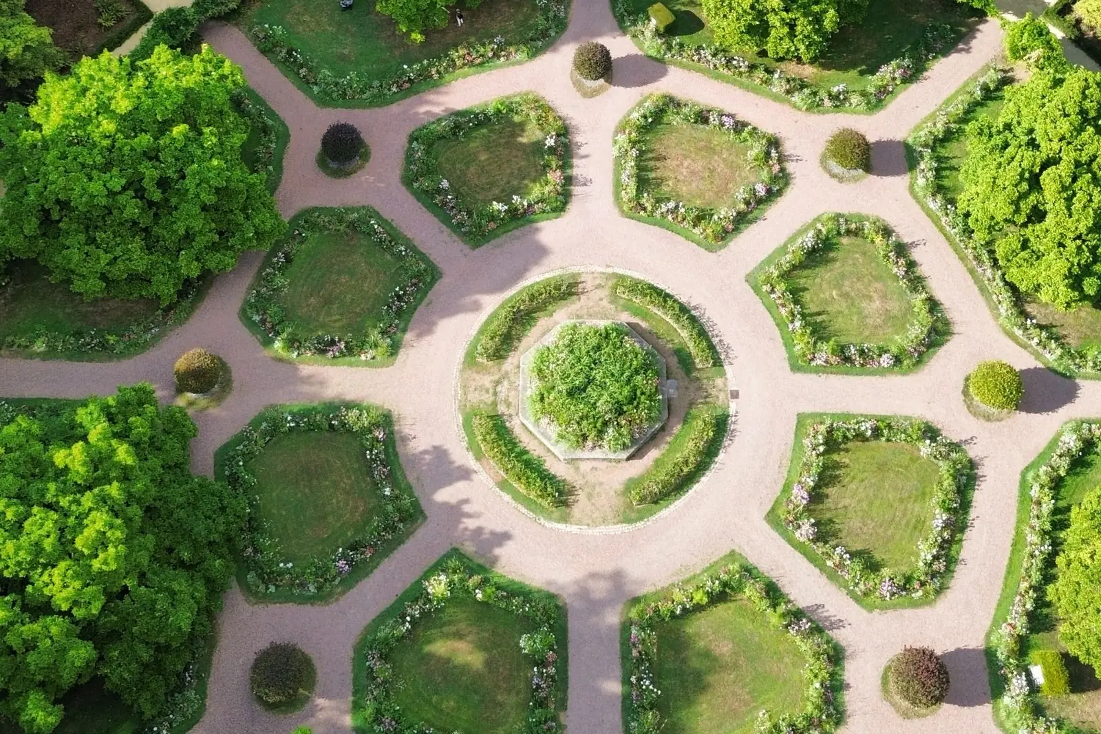 Vue aérienne d&rsquo;un parterre en étoile et de son miroir d&rsquo;eau